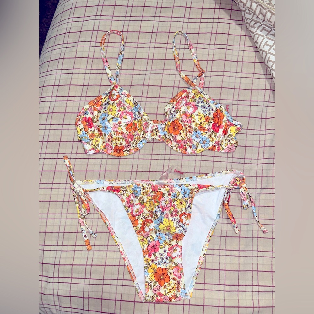 Floral bikini, underwire top